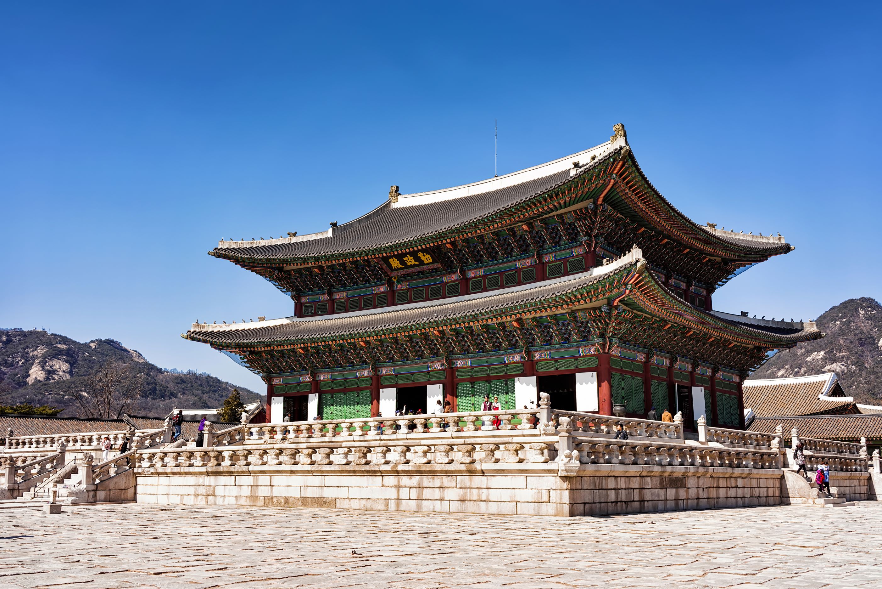 seoul-south-korea-march-11-2016-throne-hall-people-gyeongbokgung-palace-seoul-south-korea