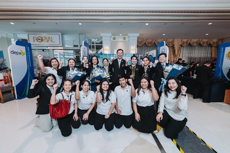 ภาพ ท่านเลขา อย. + ทีมบูธ รับรางวัลเกียรติยศเลิศรัฐ ปี 67.jpg