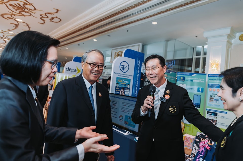 ภาพ ท่านเลขา อย. รับรางวัลเกียรติยศเลิศรัฐ ปี 67 (3).jpg